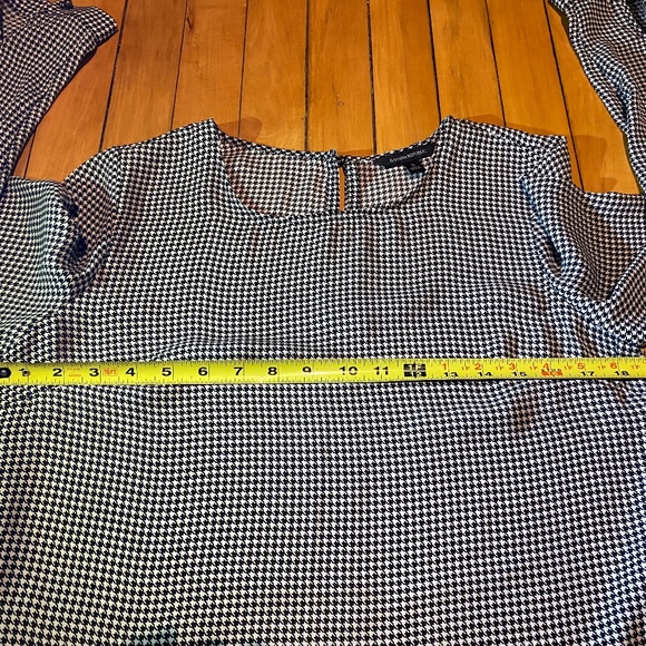 Banana Republic Black/White Houndstooth Blouse with Side Flounce Detail, Size S - Picture 3 of 6
